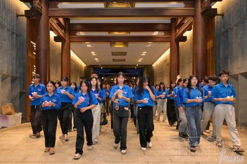 Đoàn viên, thanh niên rước hoa đăng từ Đền thờ Liệt sĩ tại Chiến trường Điện Biên Phủ tới Nghĩa trang Liệt sĩ quốc gia A1 và khu vực sông Nậm Rốm.