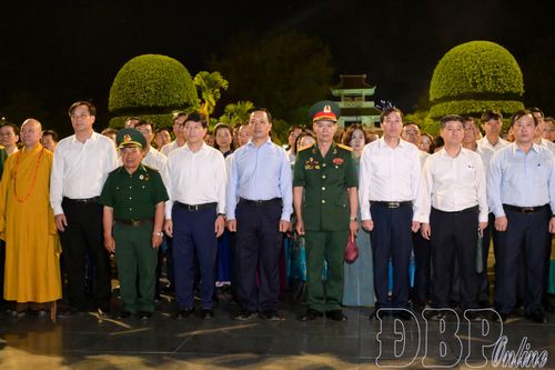 Các đại biểu vào viếng Nghĩa trang Liệt sĩ quốc gia A1.