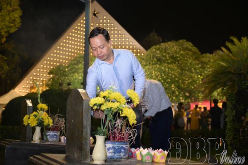 Bí thư Tỉnh ủy Trần Tiến Dũng dâng hương lên phần mộ anh hùng liệt sĩ.