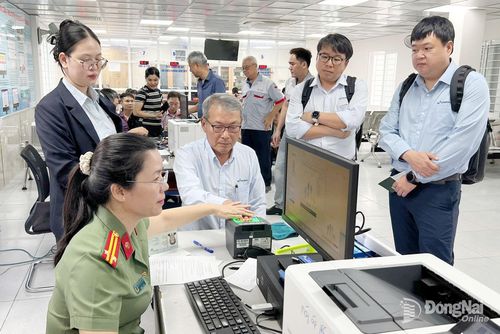 Người dân thực hiện các thủ tục cấp hộ chiếu tại Phòng Xuất nhập cảnh, Công an thành phố Đồng Nai. Ảnh: Kim Liễu