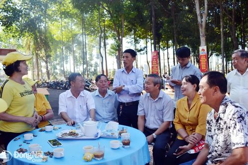 Thành ủy viên, Phó Trưởng ban Tuyên giáo và Dân vận Thành ủy Lê Thị Thái cùng lãnh đạo phường Dầu Giây gặp gỡ, lắng nghe ý kiến kiến nghị của người dân tại mô hình: “Cà phê sáng, lắng nghe, trao đổi với nhân dân”. Ảnh: Phương Hằng