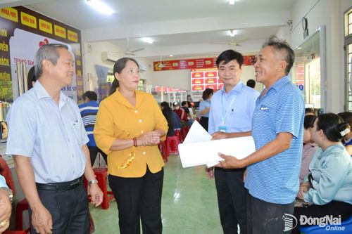 Thành ủy viên, Phó Trưởng ban Tuyên giáo và Dân vận Thành ủy Lê Thị Thái cùng lãnh đạo phường Dầu Giây thăm hỏi người dân đến làm thủ tục tại Trung tâm Phục vụ hành chính công phường Dầu Giây. Ảnh: Phương Hằng