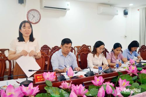Trưởng ban Xây dựng Đảng Đảng ủy phường Dầu Giây Lê Thị Kim Trinh trao đổi tại buổi làm việc. Ảnh: Phương Hằng