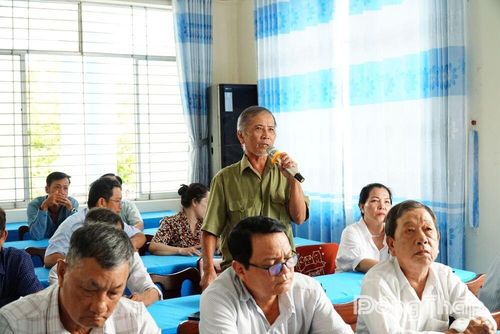 Cử tri xã Mỹ Đức Tây phát biểu ý kiến tại buổi tiếp xúc.