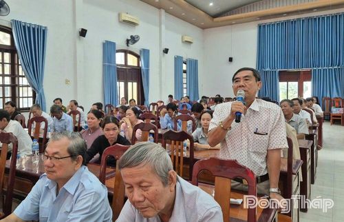 Cử tri xã Thanh Bình phát biểu ý kiến tại buổi tiếp xúc.