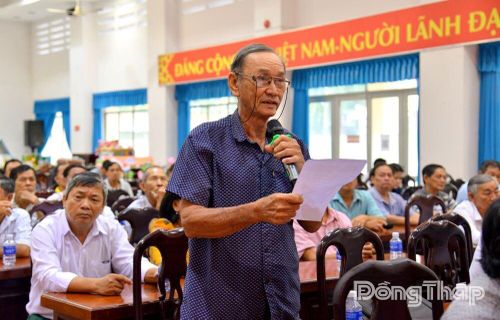 Cử tri xã Châu Thành phát biểu ý kiến tại buổi tiếp xúc.