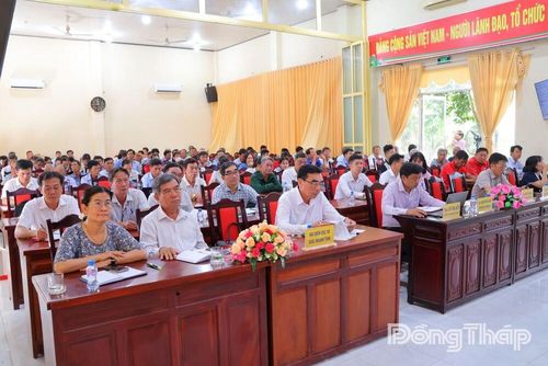 Quang cảnh buổi tiếp xúc cử tri xã Phong Mỹ.