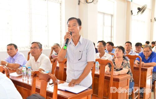Cử tri xã Vĩnh Bình phát biểu tại buổi tiếp xúc