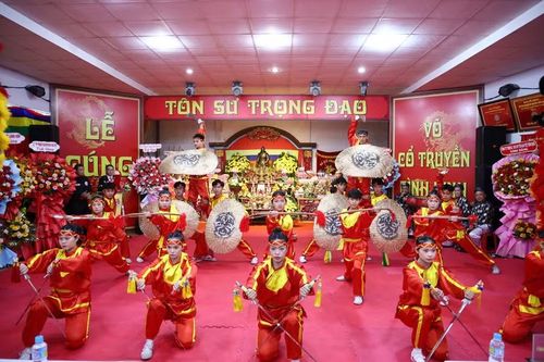  Tiết mục "Hào khí Tây Sơn" do các vận động viên Trung tâm Võ thuật cổ truyền Bình Định biểu diễn. Ảnh: H.V 