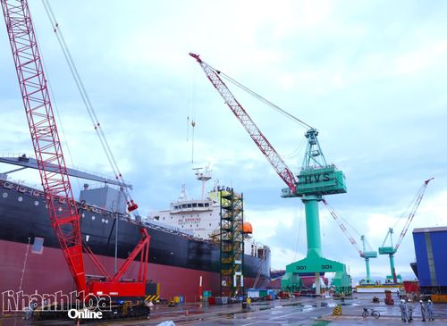 Công nghiệp là 1 trong 4 trụ cột phục vụ mục tiêu tăng trưởng hai con số của tỉnh. (Trong ảnh: Công ty TNHH Đóng tàu HD Hyundai Việt Nam)