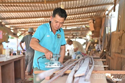 Xưởng mộc của anh Trần Văn Tha góp phần tạo việc làm ổn định cho nhiều lao động địa phương.