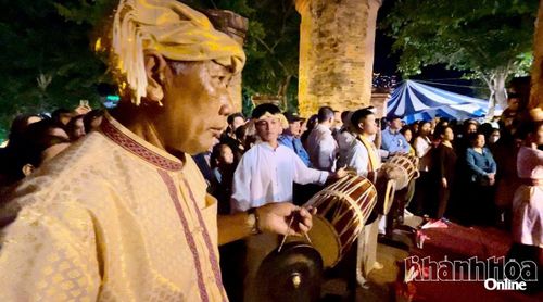 Đội hình nhạc công trong tiết mục múa Chăm.