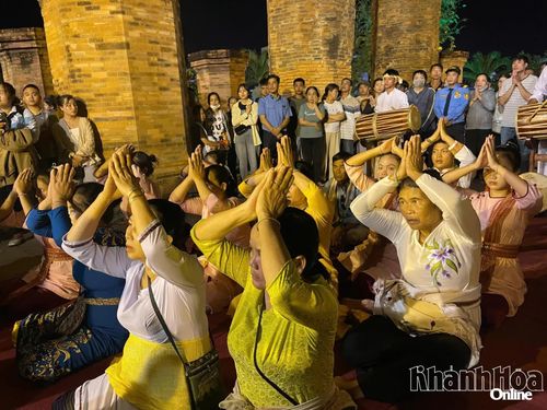 Đông đảo người Chăm ở các địa phương trong tỉnh về tham dự nghi thức.
