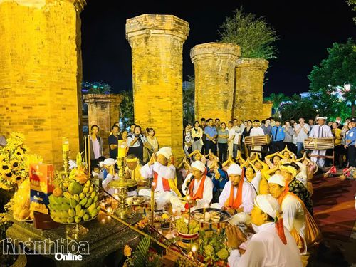Nghi thức cầu an của cộng đồng người Chăm tại Tháp Bà Pô Nagar.
