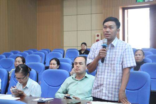 Cử tri xã Nậm Hàng phát biểu ý kiến tại buổi tiếp xúc cử tri.