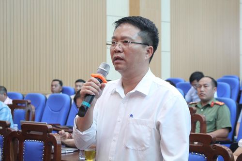 Đại diện Phòng Văn hóa - Xã hội (xã Nậm Hàng) kiến nghị tới Đoàn ĐBQH.