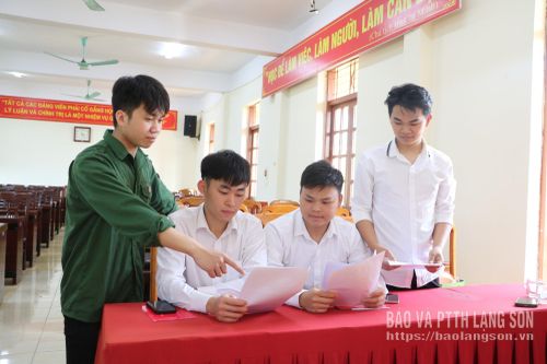 Đoàn viên thanh niên phường Kỳ Lừa tìm hiểu thông tin về chiến dịch Điện Biên Phủ