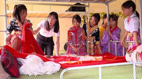 Cô giáo Hà Thị Hội hướng dẫn học sinh nội trú gấp chăn màn.