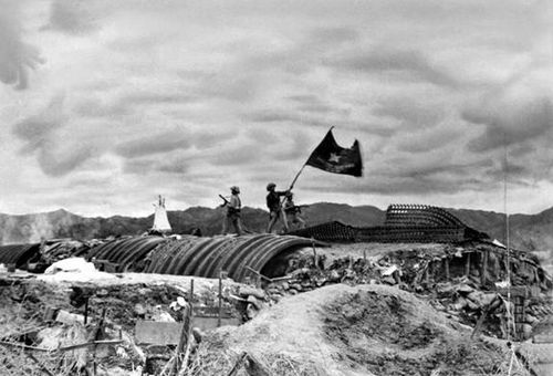 Ngày 7-5-1954, toàn bộ Tập đoàn cứ điểm của địch ở Điện Biên Phủ bị tiêu diệt. Lá cờ “Quyết chiến, Quyết thắng” của Quân đội nhân dân Việt Nam tung bay trên nóc hầm tướng De Castries, kết thúc cuộc kháng chiến chống Pháp oanh liệt đầy hy sinh, gian khổ kéo dài suốt 9 năm. Ảnh tư liệu.