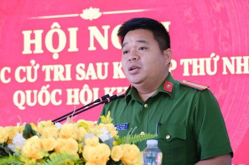 Đại diện lãnh đạo Công an xã Phúc Thọ Lâm Hà phát biểu, giải đáp các ý kiến của người dân