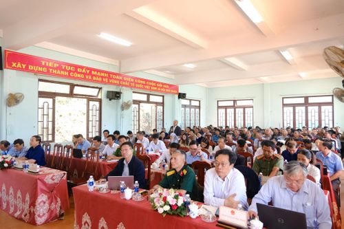 Đại diện lãnh đạo HĐND tỉnh, Ủy ban MTTQ Việt Nam tỉnh, các sở, ngành và cấp ủy, chính quyền địa phương tham dự hội nghị