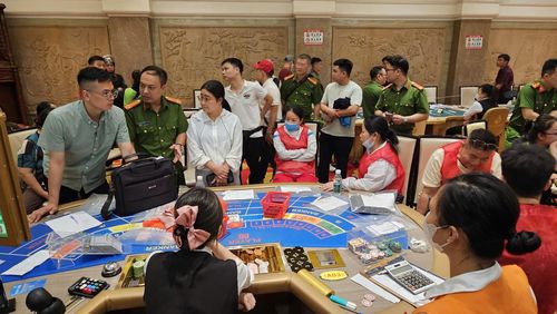 Nhà cái và các đối tượng tham gia đánh bạc bị bắt quả tang.