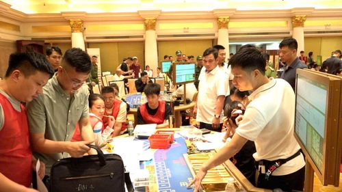 Các đối tượng tổ chức đánh bạc và tham gia đánh bạc tại thời điểm bắt quả tang.