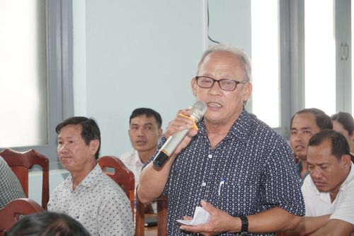 Cử tri nêu kiến nghị tại buổi tiếp xúc