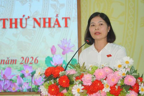 Đại biểu Trần Thị Oanh, Phó Chủ tịch Hội Nông dân tỉnh Lâm Đồng trả lời kiến nghị của cử tri