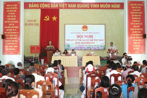 Quang cảnh hội nghị tiếp xúc với cử tri xã Hồng Thái