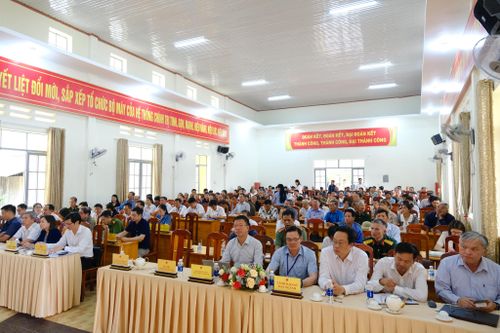 Đại diện lãnh đạo các sở, ngành, đơn vị địa phương và cử tri xã Tân Hà Lâm Hà tham dự hội nghị