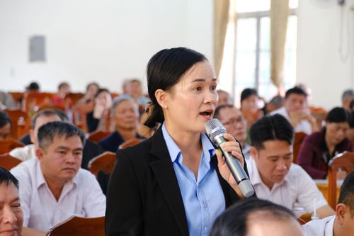 Cử tri xã Tân Hà Lâm Hà kiến nghị xem xét tăng số lượng biên chế phù hợp, rà soát, giảm các chức danh kiêm nhiệm không cần thiết