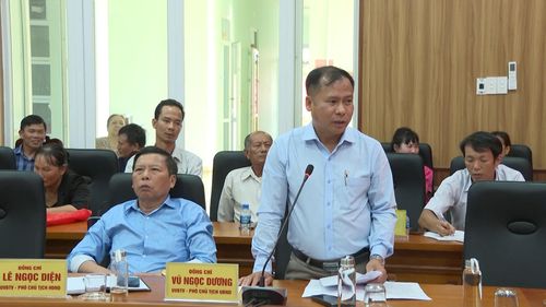 Ông Vũ Ngọc Dương, Phó Chủ tịch UBND xã Đức An trả lời, giải đáp kiến nghị của cử tri