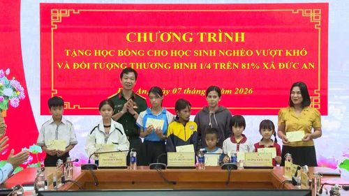 Đoàn ĐBQH tỉnh tặng quà cho học sinh vượt khó học tập tốt và gia đình chính sách xã Đức An