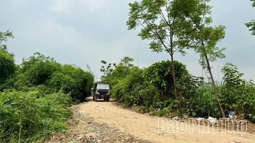 Toàn bộ rác xung quanh đã được dọn, tạo thuận lợi để các phương tiện di chuyển vào sâu bãi rác để vận chuyển rác đến nơi xe chuyên dụng tập kết và đưa đi xử lý.