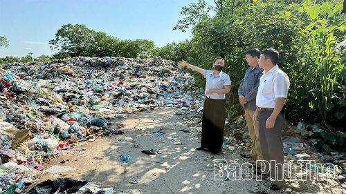 Đại diện Trung tâm Dịch vụ sự nghiệp công xã Đại Đình trao đổi phương án xử lý tình trạng ùn ứ rác với Hợp tác xã Dịch vụ môi trường Bồ Lý.