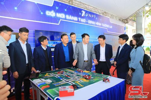 Lãnh đạo Sở Giáo dục và Đào tạo tham quan gian trưng bày sản phẩm công nghệ tại Cuộc thi Nghiên cứu khoa học, kỹ thuật dành cho học sinh trung học cấp tỉnh.