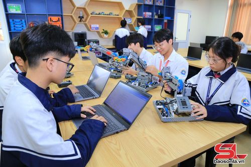 Học sinh trường THPT Chuyên Sơn La thực hành lập trình Robot tại phòng học STEM.
