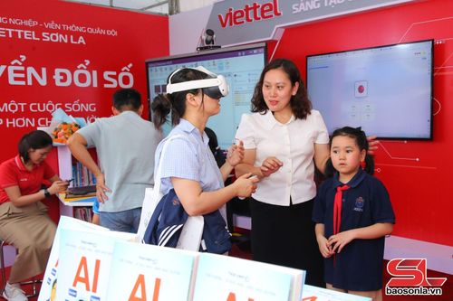 Người dân trải nghiệm đọc sách bằng công nghệ thực tế ảo tại Ngày hội sách và đổi mới, sáng tạo tỉnh Sơn La năm 2026.
