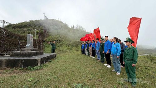 Cán bộ, chiến sĩ Đồn Biên phòng Sơn Vĩ tuyên truyền, giới thiệu về đường biên, cột mốc cho thế hệ trẻ.