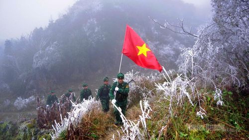 Cán bộ, chiến sĩ Đồn Biên phòng cửa khẩu Săm Pun tuần tra giữa thời tiết băng giá.