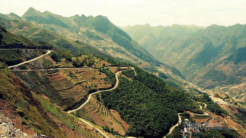 Đường lên Săm Pun quanh co, hiểm trở men theo sườn núi đá tai mèo, dưới là hẻm vực sông Nho Quế.