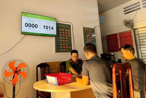 Công an xã Đốc Binh Kiều, tỉnh Đồng Tháp vận hành công trình “Mini App bốc số thủ tục hành chính”. Ảnh: Công an tỉnh Đồng Tháp 