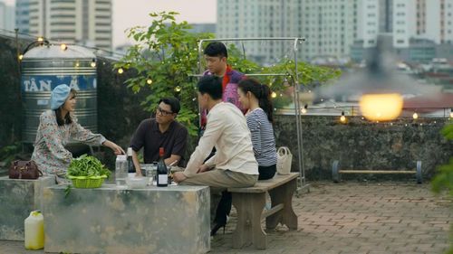  Cảnh trong phim “Dưới ô cửa sáng đèn”. 