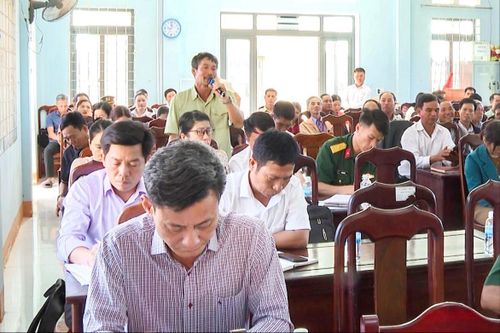 Cử tri xã Quảng Tân kiến nghị tại buổi tiếp xúc