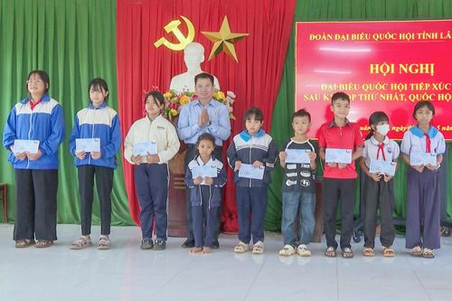 Đoàn ĐBQH tỉnh Lâm Đồng tặng quà cho học sinh nghèo vượt khó vươn lên trong học tập
