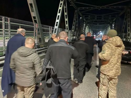 Các nhân viên ngân hàng Ukraine được Hungary trả tự do, ngày 6/3. Ảnh: Kyiv Independent