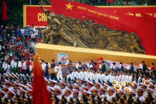 Đoàn nghi lễ Quân đội nhân dân Việt Nam cùng khối nghi trượng, ảnh Bác Hồ tại lễ diễu binh nhân Kỷ niệm 70 năm Chiến Thắng Điện Biên Phủ (7/5/1954-7/5/2024). Ảnh: Phong Sơn