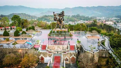 Tượng đài Chiến thắng Điện Biên Phủ được đặt trên đồi D1 ở vị trí trung tâm TP Điện Biên Phủ (tỉnh Điện Biên), địa danh ghi dấu chiến thắng lịch sử 72 năm về trước.