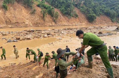 Lực lượng Công an Điện Biên phối hợp cùng chính quyền địa phương mở đường tạm, khơi thông tuyến vào bản Pá Vạt, xã Mường Luân nơi bị chia cắt do sạt lở đất nghiêm trọng.